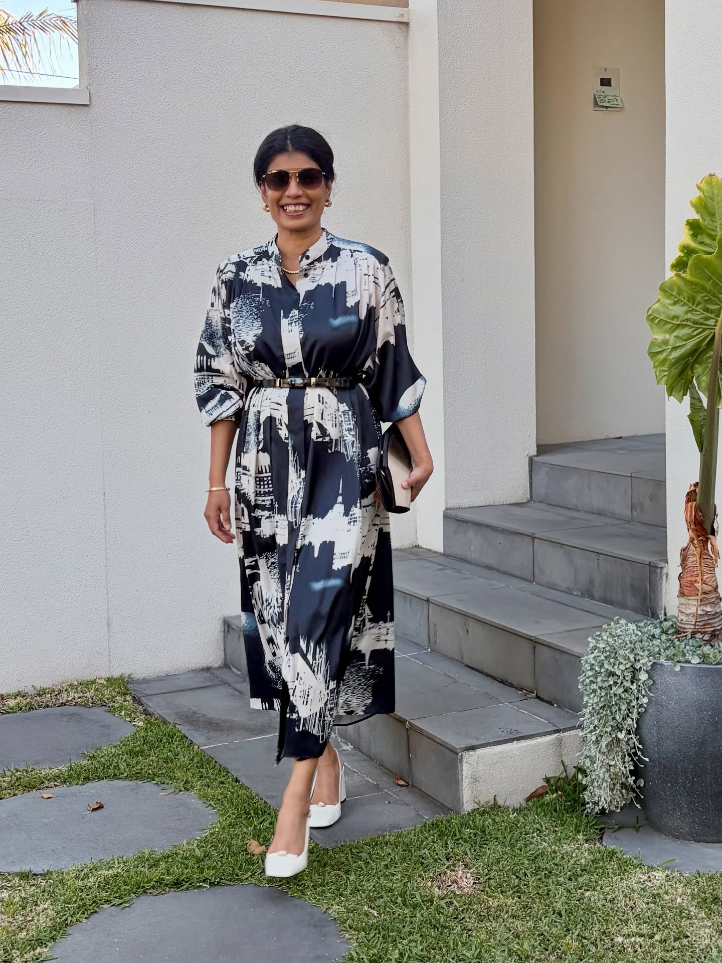 A Graphic Dress for Daytime Plans: Navy and White with a Polished Finish